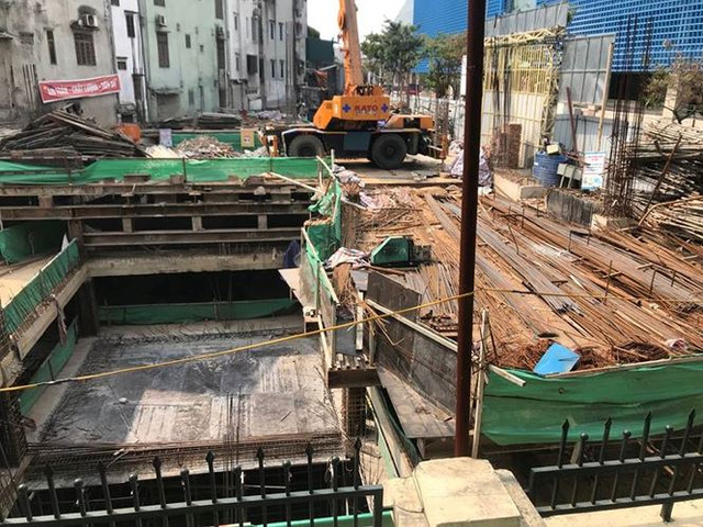 Tại thời điểm tòa nhà thương mại-dịch vụ 47 Cát Linh xây vượt 1 tầng hầm, thay vì xử lý nghiêm thì công trình này sau đó được cấp phép bổ sung. Tại thời điểm tòa nhà thương mại-dịch vụ 47 Cát Linh xây vượt 1 tầng hầm, thay vì xử lý nghiêm thì công trình này sau đó được cấp phép bổ sung.