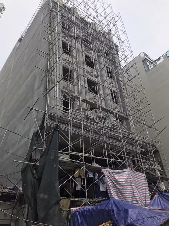 Công trình đang gấp rút hoàn thiện ở phố Hoàng Cầu Mới.