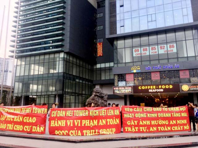 Cư dân căng băng rôn phản đối việc cho thuê, kinh doanh của quán cafe tại tầng mái chung cư Hei Tower. Cư dân căng băng rôn phản đối việc cho thuê, kinh doanh của quán cafe tại tầng mái chung cư Hei Tower.