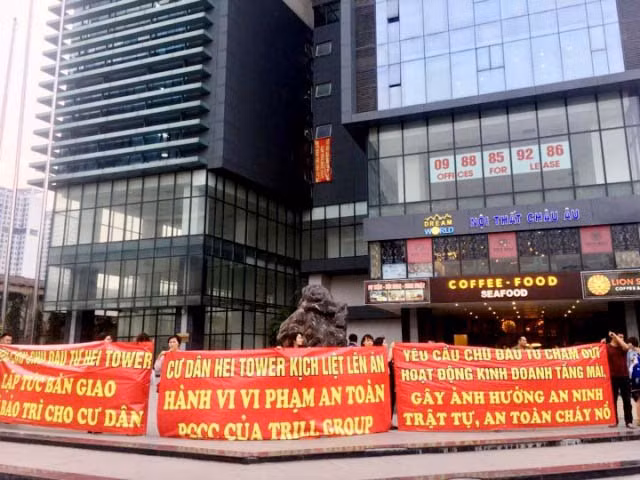 Cư dân căng băng rôn phản đối việc cho thuê, kinh doanh của quán cafe tại tầng mái chung cư Hei Tower.