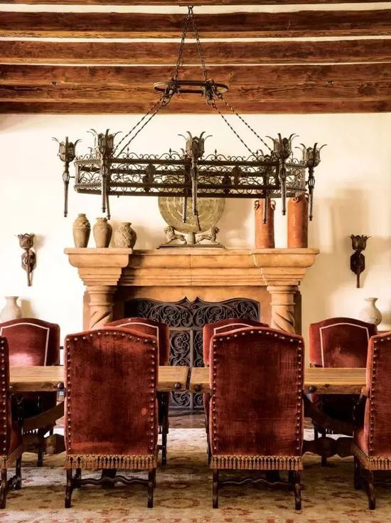 Các chi tiết trên sàn, tường, trần nhà và cửa đều được chăm chút, chạm trổ kỹ lưỡng