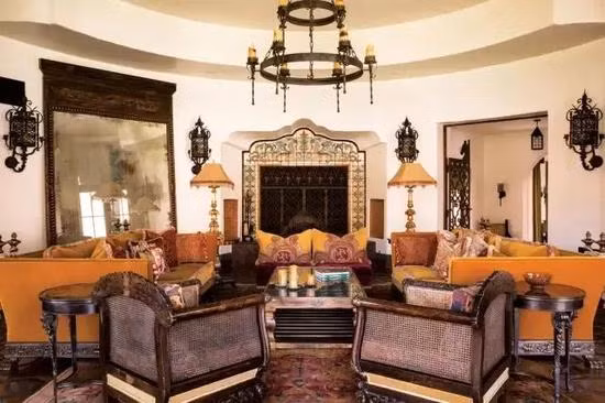 Trong mỗi căn phòng đều có đèn chùm kiểu Âu cổ điển và những bộ ghế sô pha mang phong cách quý tộc.