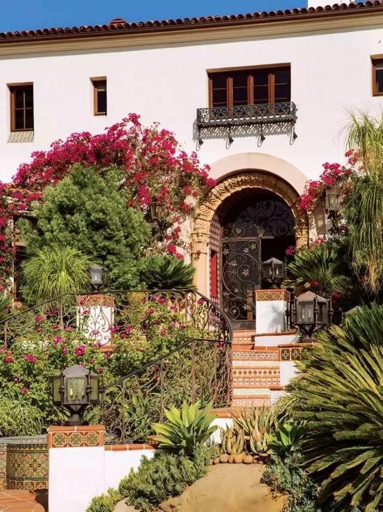 Kiến trúc và nội thất tại đây cũng mang đậm phong cách châu Âu sang trọng, xa hoa.