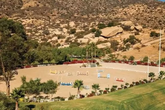 Trang trại ngựa xa xỉ nhất thế giới nằm dưới chân thung lũng Simi, California.