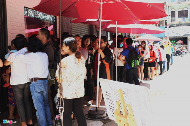 Người Sài Gòn xếp hàng mua sầu riêng, đặt cọc mới được mang về ăn Nguoi Sai Gon xep hang mua sau rieng, dat coc moi duoc mang ve an