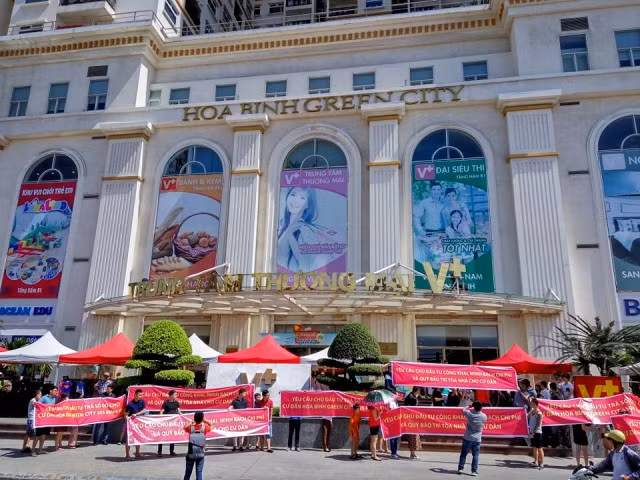 Bức xúc trước việc nhiều năm không được cấp Giấy chứng nhận sở hữu, nhiều cư dân đã căng băng rôn nhằm gây áp lực cho chủ đầu tư sớm thực hiện các cam kết. Ảnh: TK.