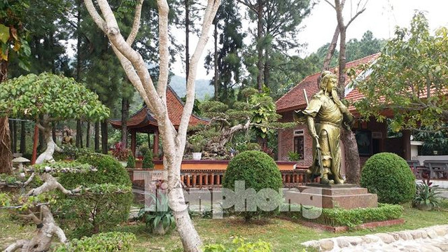 Ngay cổng ra vào, nhiều hạng mục được xây dựng kiên cố kết hợp tiểu cảnh đẹp mắt.