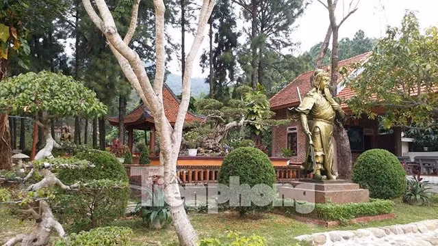 Ngay cổng ra vào, nhiều hạng mục được xây dựng kiên cố kết hợp tiểu cảnh đẹp mắt.