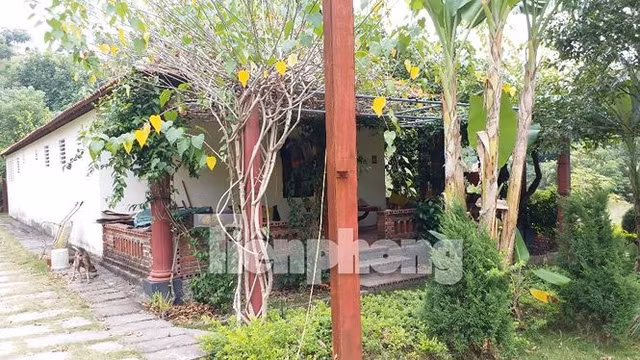 Khuất đằng sau núi là những khu nhà 1 tầng được chia làm nhiều phòng để phục vụ cho việc đón khách du lịch sinh thái, nghỉ dưỡng.