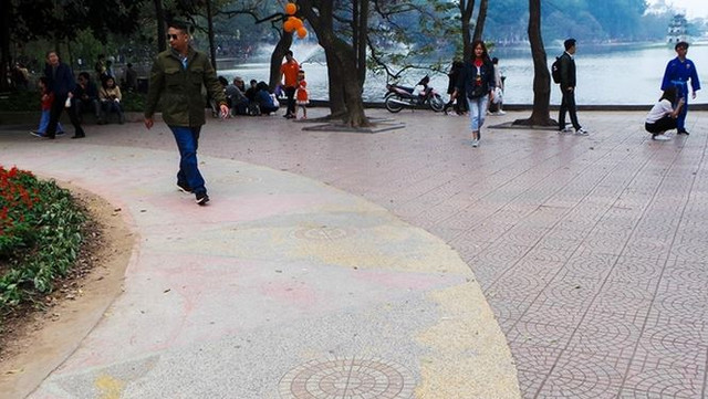 Rất nhiều loại gạch khác nhau được lát trên một nền, một khu vực gần nhau.