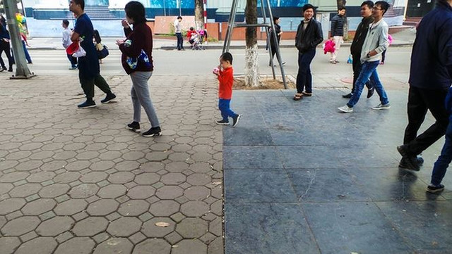 Tại vỉa hè đầu đường Lê Thái Tổ gần quảng trường Đông Kinh Nghĩa Thục được lát đá xanh dịp 1000 năm Thăng Long - Hà Nội hiện còn khá mới. Nhưng sau đấy việc lát đá xanh có kích thước lớn này phải tạm dừng vì nhiều ý kiến khác nhau.