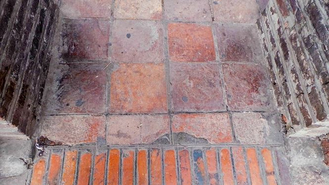 Tuy nhiên, nhiều ý kiến cho rằng việc lát loại đá trên dễ trơn trượt, gây nguy hiểm.