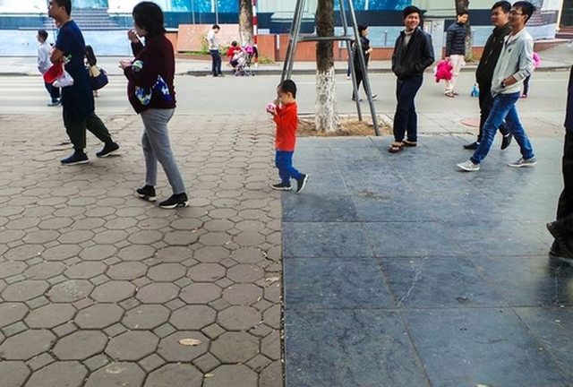 Chi hàng tỷ đồng, nhưng vỉa hè Hồ Gươm vẫn như 'chiếc áo vá' với nhiều loại gạch, đá lát. Chi hàng tỷ đồng, nhưng vỉa hè Hồ Gươm vẫn như 'chiếc áo vá' với nhiều loại gạch, đá lát.