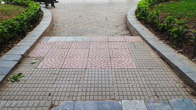 Việc lát lại toàn bộ gạch, đá xung quanh Hồ Gươm đang trong quá trình lấy ý kiến người dân.