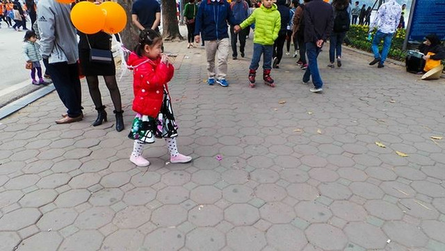 Vỉa hè phía ngoài Hồ Gươm sát đường Đinh Tiên Hoàng được lát bằng gạch block cũ.