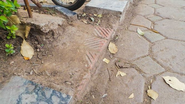 Được biết, dự kiến xung quanh Hồ Gươm sẽ được thay thế toàn bộ bằng đá tự nhiên Granite có độ dầy 10 cm, với nguồn gốc từ tỉnh Bình Định chứ không phải các loại đá tự nhiên có nguồn gốc từ Thanh Hóa mà nhiều quận Hà Nội đang lát cho vỉa hè hiện nay.