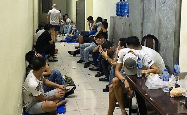 Tiệc thác loạn qua lời kể của cựu "dân bay" - Hình 2 Tiec thac loan qua loi ke cua cuu