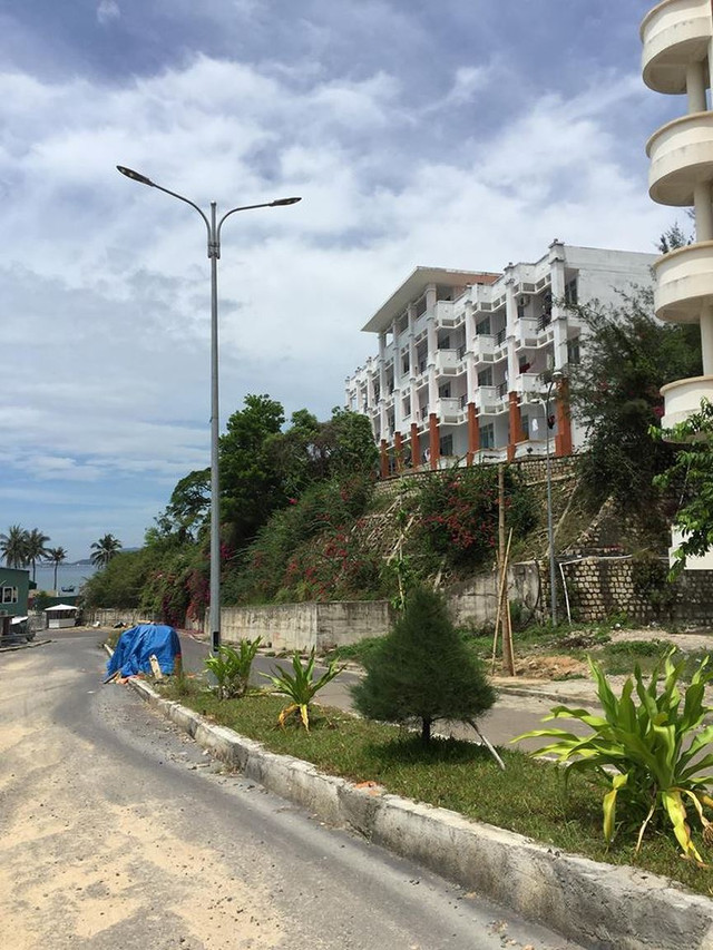 Giải thích về việc được cấp đất theo diện này, ông Thái cho rằng Tỉnh ủy ra chính sách về cán bộ luân chuyển có nhu cầu nhà ở, ổn định chỗ ở lâu dài thì được giao đất nên ông nộp đơn xin. Việc xét duyệt là của TP Nha Trang và các sở, ngành khác. Năm 2008, ông đang là chủ tịch UBND huyện Ninh Hòa được luân chuyển công tác vào TP Nha Trang giữ chức giám đốc Sở Kế hoạch và Đầu tư. Chủ trương này có điều kiện là phải đủ thời gian công tác từ 3 năm trở lên, nên năm 2011 ông đã có đơn xin giao đất để ổn định cuộc sống nhưng không được duyệt. UBND TP Nha Trang hứa xem xét nhiều lần, đến năm 2016 mới được giải quyết. Ảnh: Lâm Chiêu Tranh. Giải thích về việc được cấp đất theo diện này, ông Thái cho rằng Tỉnh ủy ra chính sách về cán bộ luân chuyển có nhu cầu nhà ở, ổn định chỗ ở lâu dài thì được giao đất nên ông nộp đơn xin. Việc xét duyệt là của TP Nha Trang và các sở, ngành khác. Năm 2008, ông đang là chủ tịch UBND huyện Ninh Hòa được luân chuyển công tác vào TP Nha Trang giữ chức giám đốc Sở Kế hoạch và Đầu tư. Chủ trương này có điều kiện là phải đủ thời gian công tác từ 3 năm trở lên, nên năm 2011 ông đã có đơn xin giao đất để ổn định cuộc sống nhưng không được duyệt. UBND TP Nha Trang hứa xem xét nhiều lần, đến năm 2016 mới được giải quyết. Ảnh: Lâm Chiêu Tranh.