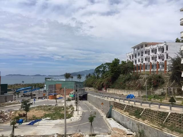 Theo đó, Dự án cơ sở hạ tầng khu dân cư tổ 32-33 phường Vĩnh Thọ có 71 lô đất tái định cư với tổng diện tích trên 4.000 m2 để bố trí cho các hộ dân, trong đó có 9 trường hợp không thuộc diện tái định cư tại chỗ. Ảnh: Lâm Chiêu Tranh.