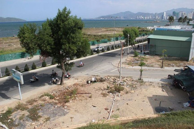 Trong số này có trường hợp ông Võ Tấn Thái hiện là Giám đốc Sở Tài nguyên và Môi trường (TN&MT) tỉnh này, được giao lô đất diện tích trên 51m2 ở 2 mặt tiền đường Phạm Văn Đồng và đường nội bộ; Ông Nguyễn Xuân Hà, Trưởng Ban Nội chính Tỉnh ủy, được giao lô đất gần 59m2 mặt tiền đường Phạm Văn Đồng; Ông Đặng Đình Quyền, Cục trưởng Cục Thi hành án tỉnh Khánh Hòa, được giao lô đất hơn 46m2 với 2 mặt tiền đường Phạm Văn Đồng và đường nội bộ. Ảnh: Kỳ Nam. Trong số này có trường hợp ông Võ Tấn Thái hiện là Giám đốc Sở Tài nguyên và Môi trường (TN&MT) tỉnh này, được giao lô đất diện tích trên 51m2 ở 2 mặt tiền đường Phạm Văn Đồng và đường nội bộ; Ông Nguyễn Xuân Hà, Trưởng Ban Nội chính Tỉnh ủy, được giao lô đất gần 59m2 mặt tiền đường Phạm Văn Đồng; Ông Đặng Đình Quyền, Cục trưởng Cục Thi hành án tỉnh Khánh Hòa, được giao lô đất hơn 46m2 với 2 mặt tiền đường Phạm Văn Đồng và đường nội bộ. Ảnh: Kỳ Nam.