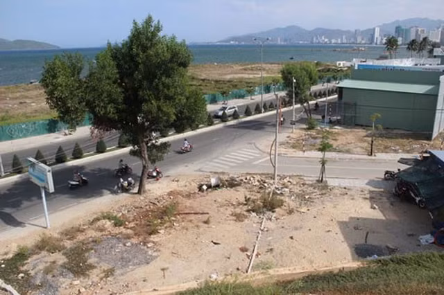 Trong số này có trường hợp ông Võ Tấn Thái hiện là Giám đốc Sở Tài nguyên và Môi trường (TN&MT) tỉnh này, được giao lô đất diện tích trên 51m2 ở 2 mặt tiền đường Phạm Văn Đồng và đường nội bộ; Ông Nguyễn Xuân Hà, Trưởng Ban Nội chính Tỉnh ủy, được giao lô đất gần 59m2 mặt tiền đường Phạm Văn Đồng; Ông Đặng Đình Quyền, Cục trưởng Cục Thi hành án tỉnh Khánh Hòa, được giao lô đất hơn 46m2 với 2 mặt tiền đường Phạm Văn Đồng và đường nội bộ. Ảnh: Kỳ Nam.