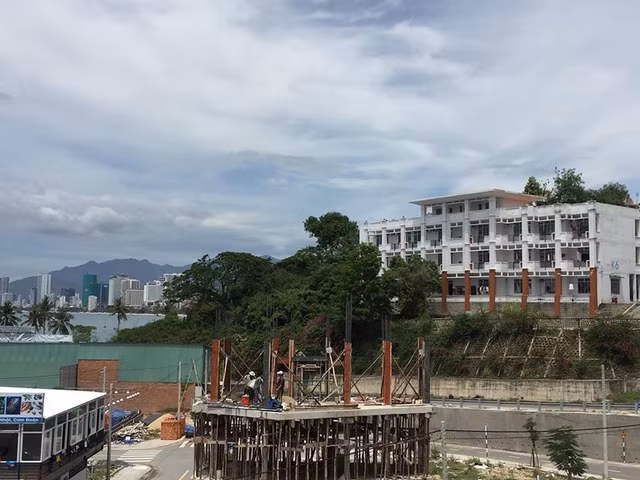 Được biết các lãnh đạo khi được giao đất đã hoàn tất các thủ tục, nộp tiền sử dụng lô đất với giá cao gấp 2,5 lần giá đất tái định cư tại dự án này với giá trên 30 triệu đồng/m2. Trong khi, giá thị trường khu vực mặt tiền đường Phạm Văn Đồng hiện được cho là đất "vàng" khi được rao bán từ 230-300 triệu đồng/m2. Ảnh: Lâm Chiêu Tranh.