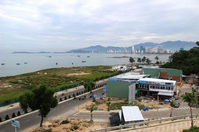 Trả lời tại buổi họp báo, ông Võ Tấn Thái, Giám đốc Sở TN&MT tỉnh Khánh Hòa cho rằng, đây là dự án không phải dành riêng cho các hộ dân tái định cư. "Tên dự án được phê duyệt là cơ sở hạ tầng khu dân cư tổ 32 - 33 phường Vĩnh Thọ, TP Nha Trang chứ không phải là dự án tái định cư", ông Thái nói và khẳng định: "Đối tượng được cấp đất ở đây với 3 đồng chí lãnh đạo của 3 Sở, ngành là đúng quy định pháp luật, đúng chủ trương. Tôi chịu trách nhiệm về chuyện này". Ảnh: Kỳ Nam. Trả lời tại buổi họp báo, ông Võ Tấn Thái, Giám đốc Sở TN&MT tỉnh Khánh Hòa cho rằng, đây là dự án không phải dành riêng cho các hộ dân tái định cư. "Tên dự án được phê duyệt là cơ sở hạ tầng khu dân cư tổ 32 - 33 phường Vĩnh Thọ, TP Nha Trang chứ không phải là dự án tái định cư", ông Thái nói và khẳng định: "Đối tượng được cấp đất ở đây với 3 đồng chí lãnh đạo của 3 Sở, ngành là đúng quy định pháp luật, đúng chủ trương. Tôi chịu trách nhiệm về chuyện này". Ảnh: Kỳ Nam.