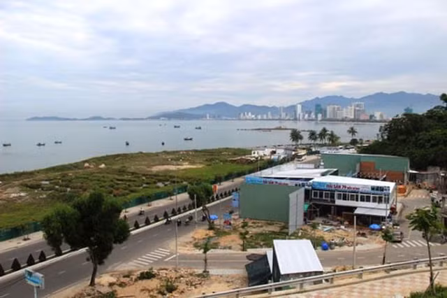 Trả lời tại buổi họp báo, ông Võ Tấn Thái, Giám đốc Sở TN&MT tỉnh Khánh Hòa cho rằng, đây là dự án không phải dành riêng cho các hộ dân tái định cư. "Tên dự án được phê duyệt là cơ sở hạ tầng khu dân cư tổ 32 - 33 phường Vĩnh Thọ, TP Nha Trang chứ không phải là dự án tái định cư", ông Thái nói và khẳng định: "Đối tượng được cấp đất ở đây với 3 đồng chí lãnh đạo của 3 Sở, ngành là đúng quy định pháp luật, đúng chủ trương. Tôi chịu trách nhiệm về chuyện này". Ảnh: Kỳ Nam.