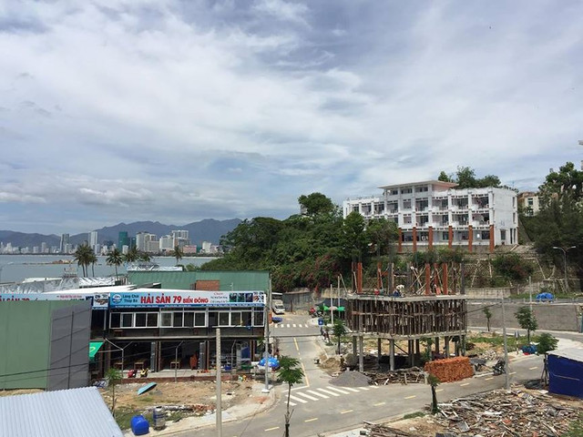 Tại cuộc họp báo thường kỳ của UBND tỉnh Khánh Hòa diễn ra hôm (25/7), nhiều câu hỏi của phóng viên báo chí đề nghị làm rõ việc 3 lãnh đạo Sở, ngành của tỉnh này có tên trong "danh sách 71 hộ dân được bố trí tái định cư" tại dự án cơ sở hạ tầng khu dân cư tổ 32-33 phường Vĩnh Thọ (TP Nha Trang). Điều đáng nói, cả 3 vị cán bộ này đều được cấp các lô thuộc vị trí đất vàng ngay mặt tiền đường Phạm Văn Đồng bên vịnh Nha Trang, đối diện với danh thắng Hòn Chồng – Hòn Đỏ và dự án Nha Trang Sao gây bức xúc cho người dân. Ảnh: Lâm Chiêu Tranh. Tại cuộc họp báo thường kỳ của UBND tỉnh Khánh Hòa diễn ra hôm (25/7), nhiều câu hỏi của phóng viên báo chí đề nghị làm rõ việc 3 lãnh đạo Sở, ngành của tỉnh này có tên trong "danh sách 71 hộ dân được bố trí tái định cư" tại dự án cơ sở hạ tầng khu dân cư tổ 32-33 phường Vĩnh Thọ (TP Nha Trang). Điều đáng nói, cả 3 vị cán bộ này đều được cấp các lô thuộc vị trí đất vàng ngay mặt tiền đường Phạm Văn Đồng bên vịnh Nha Trang, đối diện với danh thắng Hòn Chồng – Hòn Đỏ và dự án Nha Trang Sao gây bức xúc cho người dân. Ảnh: Lâm Chiêu Tranh.