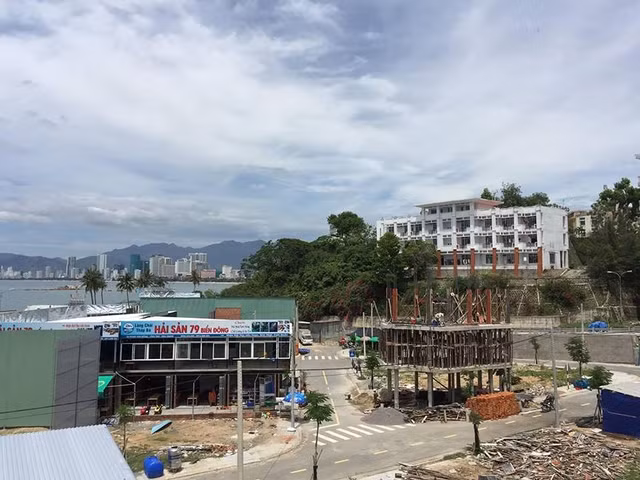 Tại cuộc họp báo thường kỳ của UBND tỉnh Khánh Hòa diễn ra hôm (25/7), nhiều câu hỏi của phóng viên báo chí đề nghị làm rõ việc 3 lãnh đạo Sở, ngành của tỉnh này có tên trong "danh sách 71 hộ dân được bố trí tái định cư" tại dự án cơ sở hạ tầng khu dân cư tổ 32-33 phường Vĩnh Thọ (TP Nha Trang). Điều đáng nói, cả 3 vị cán bộ này đều được cấp các lô thuộc vị trí đất vàng ngay mặt tiền đường Phạm Văn Đồng bên vịnh Nha Trang, đối diện với danh thắng Hòn Chồng – Hòn Đỏ và dự án Nha Trang Sao gây bức xúc cho người dân. Ảnh: Lâm Chiêu Tranh.