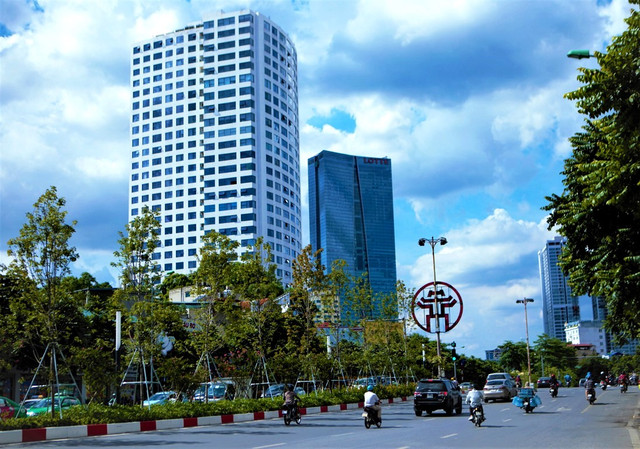 Giữa tháng 1/2018, hàng trăm cây phong được trồng tại dải phân cách trên phố Trần Duy Hưng và Nguyễn Chí Thanh. Từ những thân cây từng được nhiều người ví như ''cành củi khô'' đã mọc ra chồi non, rồi um tùm màu lá xanh, tràn đầy sức sống. Giữa tháng 1/2018, hàng trăm cây phong được trồng tại dải phân cách trên phố Trần Duy Hưng và Nguyễn Chí Thanh. Từ những thân cây từng được nhiều người ví như ''cành củi khô'' đã mọc ra chồi non, rồi um tùm màu lá xanh, tràn đầy sức sống.