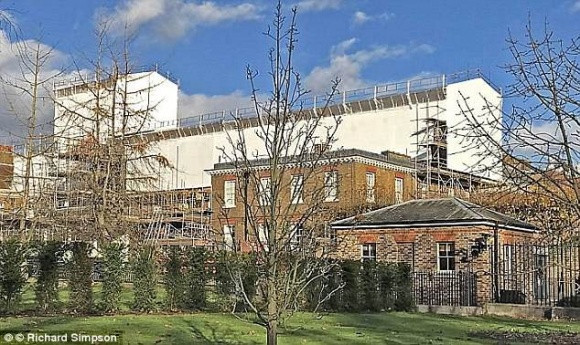 Chi phí cải tạo phần mái của dinh thự này lên tới 1,4 triệu bảng Anh.