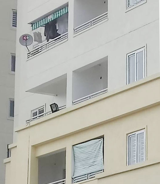 Nhiều hộ lắp rèm, có hộ lắp cả truyền hình để xem tivi. Ảnh: Minh Thượng. Nhiều hộ lắp rèm, có hộ lắp cả truyền hình để xem tivi. Ảnh: Minh Thượng.