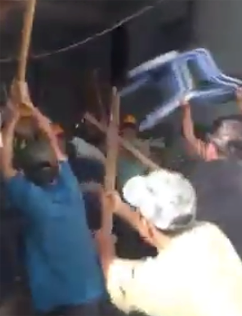 Hình ảnh xô xát giữa nhóm người lạ mặt và các hộ dân. Ảnh cắt từ clip.