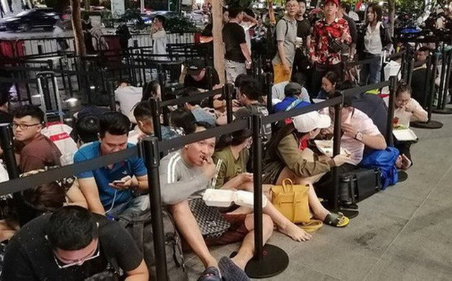 Vì sao người Việt luôn xếp tốp đầu chờ mua iPhone mới ở Singapore? Vi sao nguoi Viet luon xep top dau cho mua iPhone moi o Singapore?