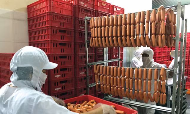 Thị trường xúc xích đang có góp mặt của các doanh nghiệp lớn. Ảnh: DNSG.