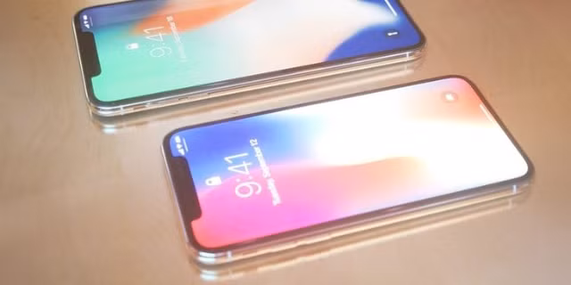 Cả hai điện thoại cao cấp này đều mang phong cách như iPhone X năm ngoái, gồm notch với Camera TrueDepth.