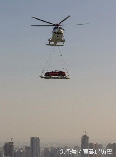 Những lúc tắc đường, thay vì ngồi một chỗ chờ đợi, giới siêu giàu sẽ dùng nguyên một chiếc trực thăng để… đưa chiếc xe thoát khỏi đám đông.