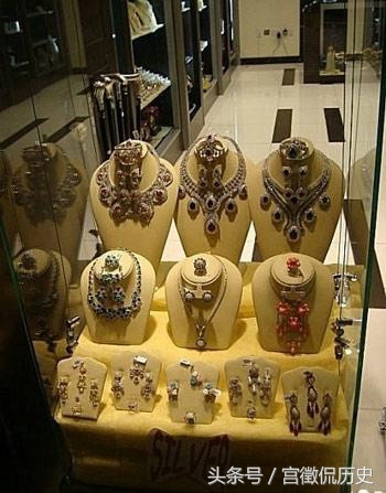 Nhiều “cậu ấm” Trung Đông còn thể hiện sự giàu có bằng cách hào phóng chi tiền mua trang sức đắt giá dành tặng các cô nàng xinh đẹp.