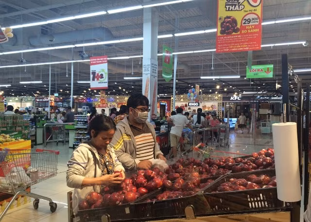 Nhiều loại trái cây nhập khẩu đang có giá rẻ bất ngờ. Ảnh: Khải Huyền.