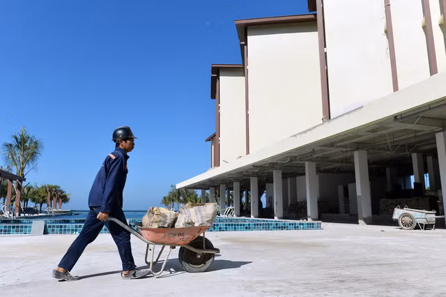 Cảnh công nhân thi công các công trình nghỉ dưỡng có ở khắp Phú Quốc thời điểm này.