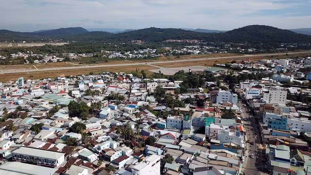 Đất khu vực sân bay cũ tại thị trấn Dương Đông lên cao những ngày qua.