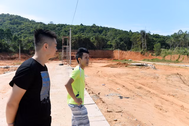 Anh Quyền (áo đen) dẫn phóng viên tới mảnh đất 1.000 m2 mà anh Quang đã bán hết sau khi từ Hà Nội vào Phú Quốc đầu tư từ năm 2016. Nay mảnh đất này tiếp tục được người môi giới rao bán giá cao hơn.