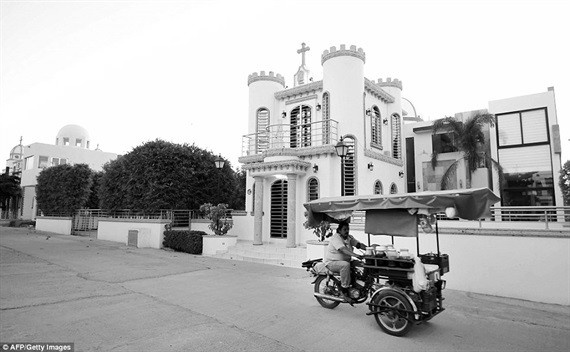 Nhà mộ của Arturo Beltran Leyva được định giá 650.000 USD, có sóng wifi, truyền hình vệ tinh, hệ thống điều hòa trung tâm, 2 phòng ngủ, bếp và hệ thống báo trộm, tất cả đều hoạt động 24/7. Nhà mộ của Arturo Beltran Leyva được định giá 650.000 USD, có sóng wifi, truyền hình vệ tinh, hệ thống điều hòa trung tâm, 2 phòng ngủ, bếp và hệ thống báo trộm, tất cả đều hoạt động 24/7.