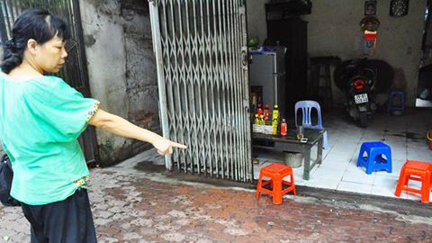 Mắm tôm và dầu luyn tung tóe trước của nhà ông Tuấn Mắm tôm và dầu luyn tung tóe trước của nhà ông Tuấn