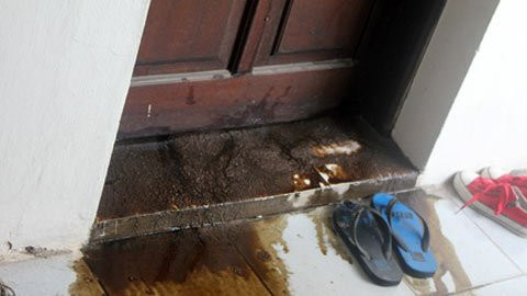 Chiêu dùng mắm tôm pha dầu luyn khủng bố con nợ được đánh giá là tai quái và kinh dị vô cùng. Chiêu dùng mắm tôm pha dầu luyn khủng bố con nợ được đánh giá là tai quái và kinh dị vô cùng.