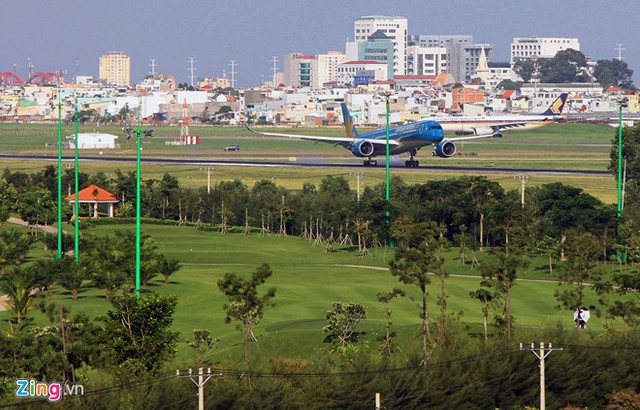 Phương án mở rông sân bay Tân Sơn Nhất đang được tư vấn giảm chi phí. Ảnh: Lê Quân.