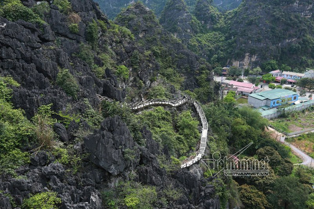 Nhìn từ xa, "Vạn lý trường thành" này tựa như một con rồng bê tông uốn lượn mềm mại. Nhìn từ xa, "Vạn lý trường thành" này tựa như một con rồng bê tông uốn lượn mềm mại.