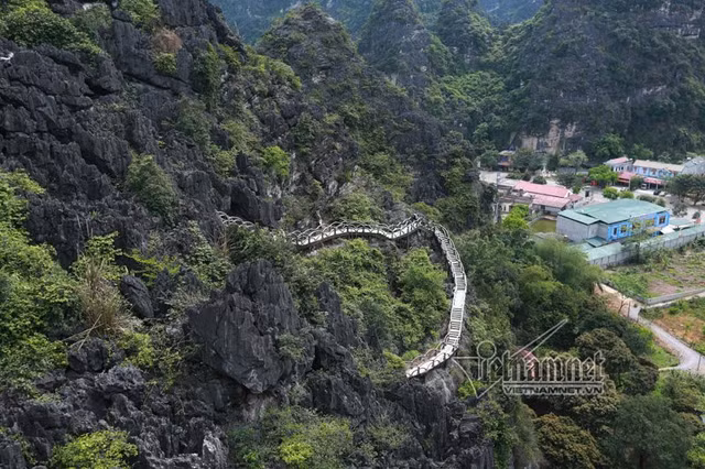 Nhìn từ xa, "Vạn lý trường thành" này tựa như một con rồng bê tông uốn lượn mềm mại.