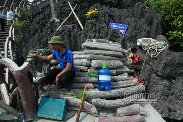 Số tay vịn, lan can tháo dỡ được chất thành đống. Số tay vịn, lan can tháo dỡ được chất thành đống.
